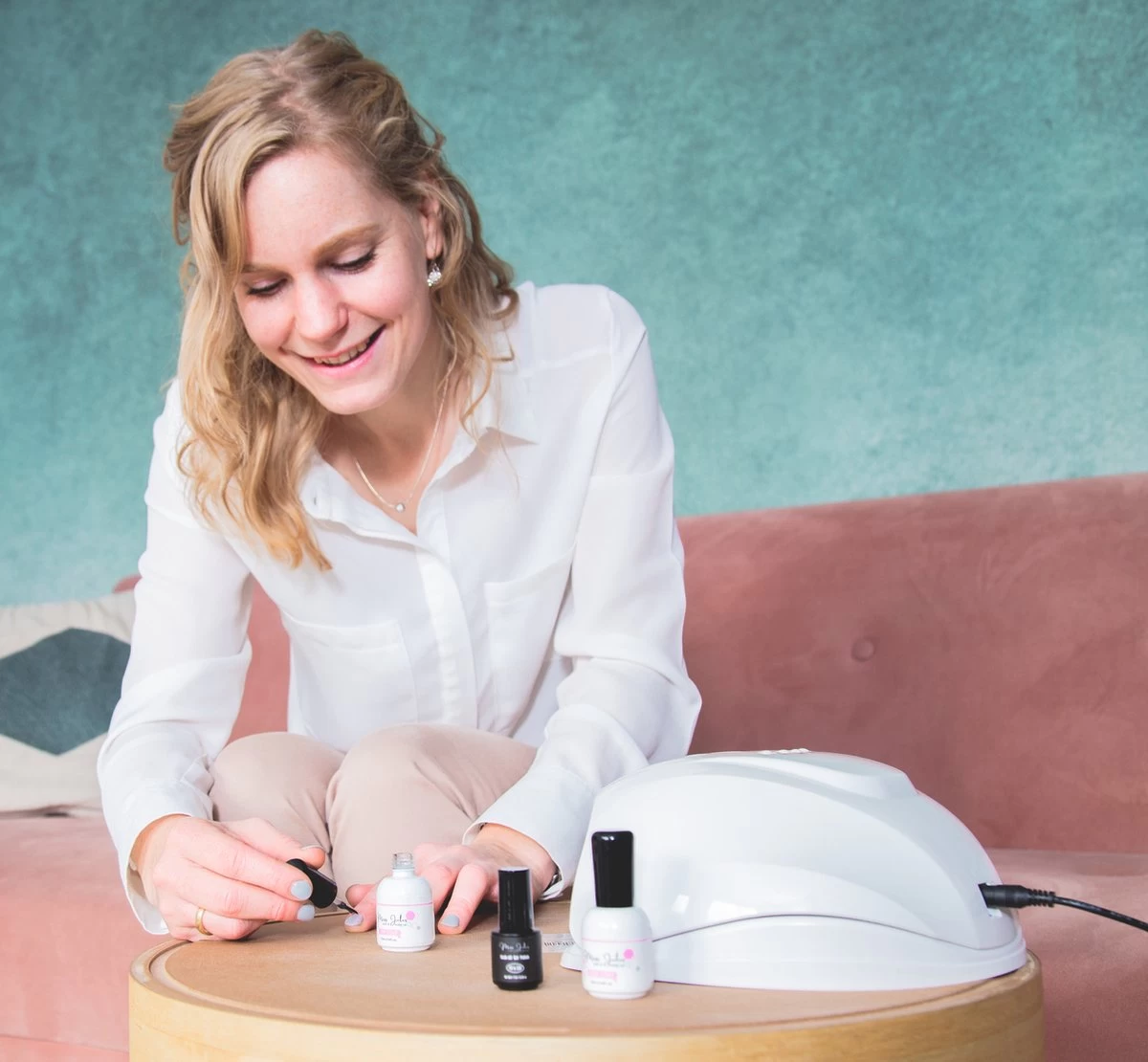 Miss Jules - Complete Gellak Starterspakket - Kleur Nude Roze Glitter - Glanzend & Dekkend Resultaat - Inclusief UV/LED Lamp & Instructievideo (NL) - Afbeelding 9