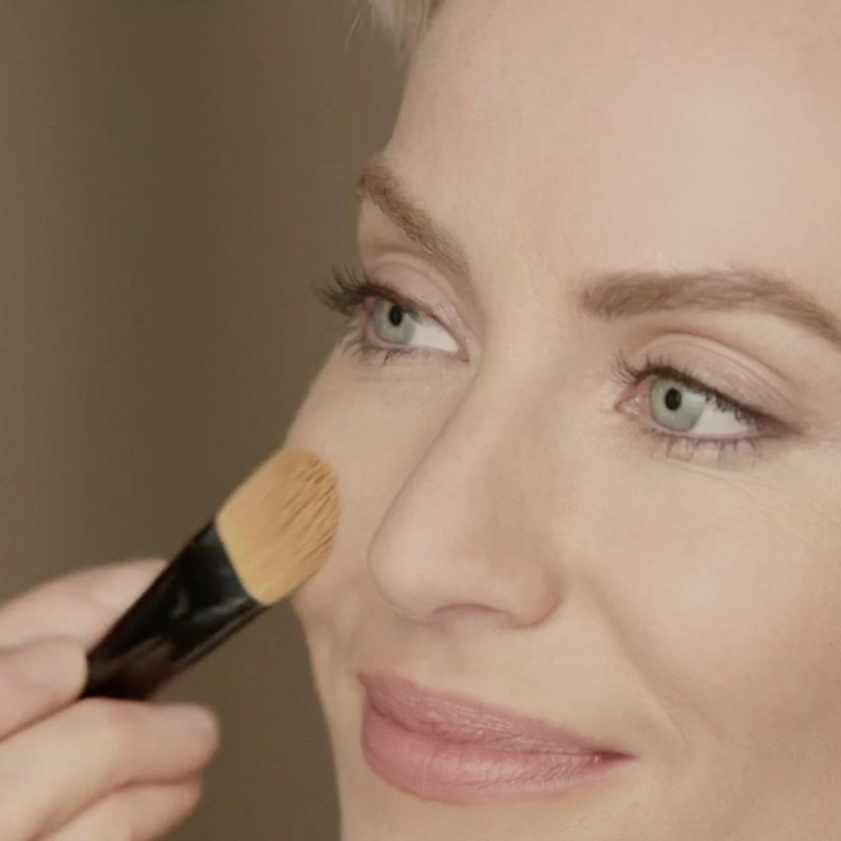 Max Factor - Radiant Lift Foundation - 075 Golden Hour - Afbeelding 3